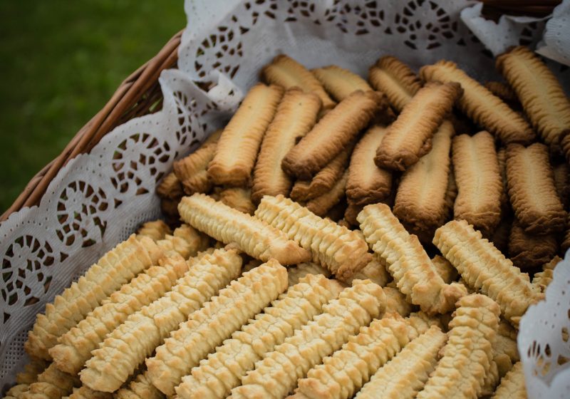 Keksy przez maszynkę/kruche ciastka kręcone przez maszynkę