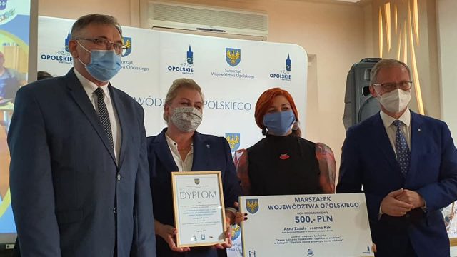 I miejsce
Anna Zazula i Joanna Rak z Samodzielnego Koła Gospodyń Wiejskich w Chróścinie gm. Lewin Brzeski za danie nadziewany gołąb kaszą pęczak z warzywami, otulony sosem z lebiody i pianką z zakwasu buraczanego I miejsce Anna Zazula i Joanna Rak z Samodzielnego Koła Gospodyń Wiejskich w Chróścinie gm. Lewin Brzeski za danie nadziewany gołąb kaszą pęczak z warzywami, otulony sosem z lebiody i pianką z zakwasu buraczanego