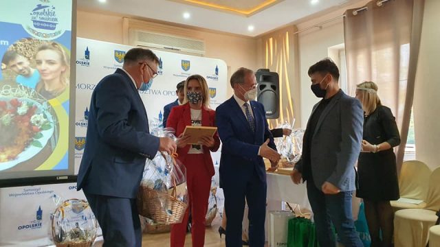 Wyróżnienie Sabina Frączyk i Dariusz Olczyk za danie Gołębie swawole na poduszkach z „ruchańców” przyłapane, krasnym pledem otulone. Wyróżnienie Sabina Frączyk i Dariusz Olczyk za danie Gołębie swawole na poduszkach z „ruchańców” przyłapane, krasnym pledem otulone.